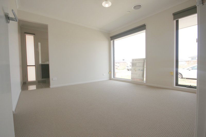 Photo - 12 Tooronga Drive, Mickleham VIC 3064 - Image 5