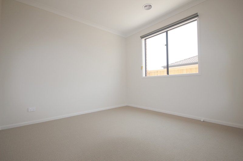 Photo - 12 Tooronga Drive, Mickleham VIC 3064 - Image 8