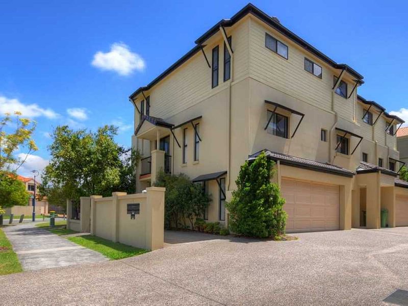 1/2 Tourangeau Crescent, Varsity Lakes QLD 4227