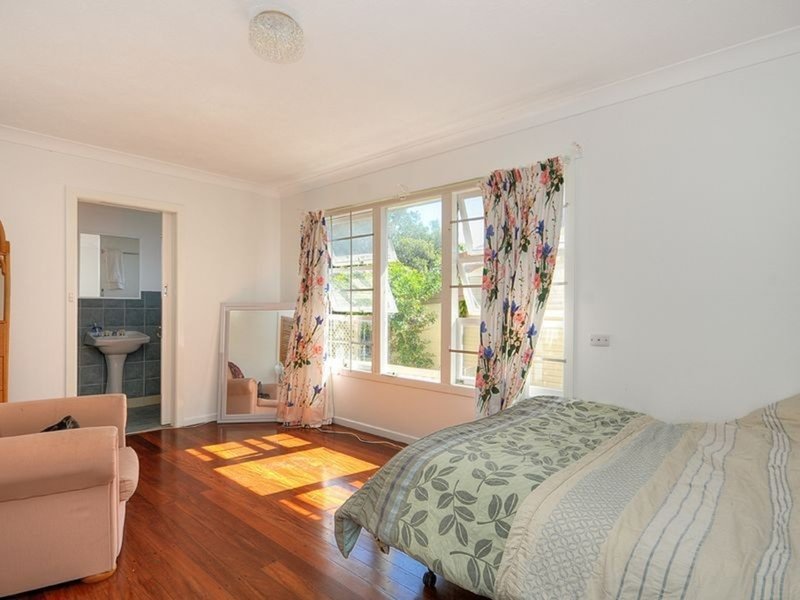 Photo - 12 Vernon Avenue, Labrador QLD 4215 - Image 2