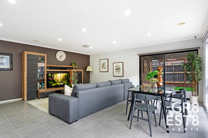 Photo - 12 Verve Circuit, Cranbourne West VIC 3977 - Image 11