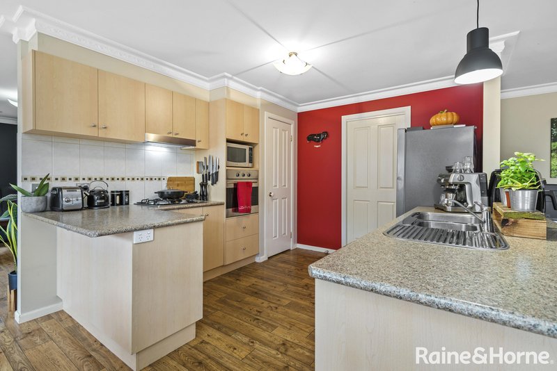 Photo - 12 Village Green Drive, Kyneton VIC 3444 - Image 5