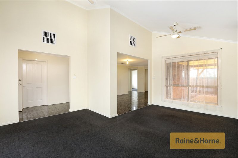 Photo - 12 Walton Street, Melton South VIC 3338 - Image 4