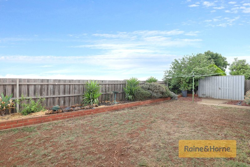 Photo - 12 Walton Street, Melton South VIC 3338 - Image 11