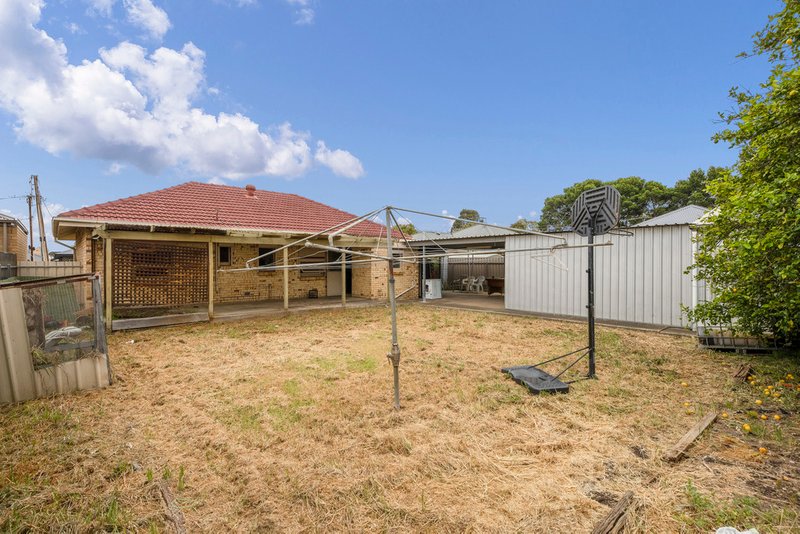 Photo - 12 Waroona Avenue, Windsor Gardens SA 5087 - Image 11