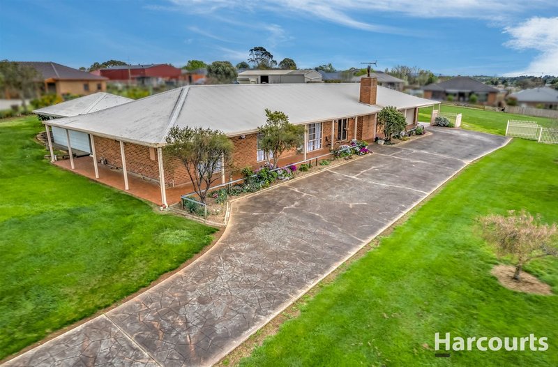 Photo - 12 Warraview Close, Warragul VIC 3820 - Image 2