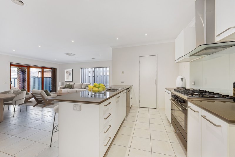 Photo - 12 Westbury Parkway, Roxburgh Park VIC 3064 - Image 5