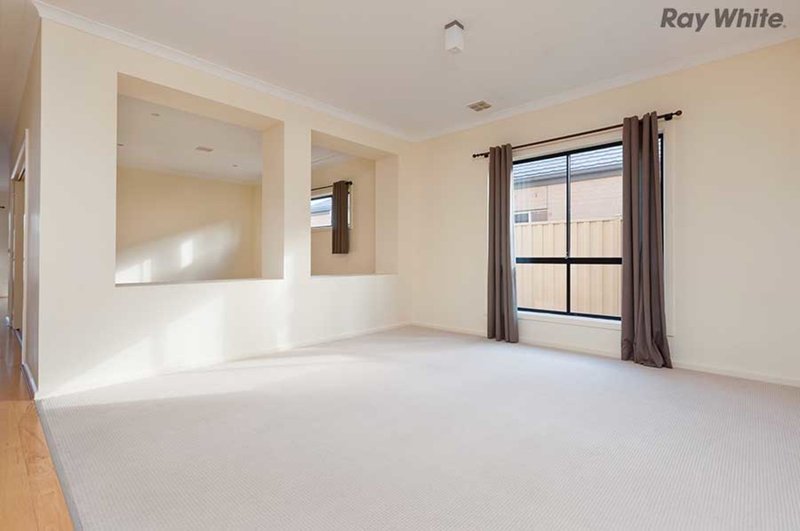 Photo - 12 Westerfolds Terrace, Caroline Springs VIC 3023 - Image 3