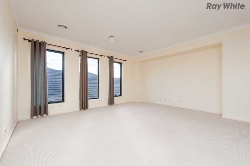 Photo - 12 Westerfolds Terrace, Caroline Springs VIC 3023 - Image 11