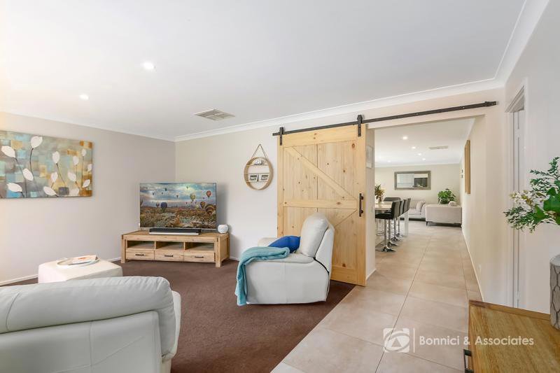 Photo - 12 Whernside Drive, Wodonga VIC 3690 - Image 3