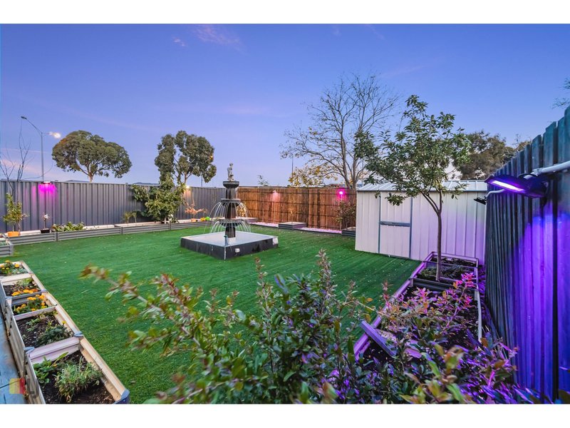 Photo - 12 Wintersun Court, Roxburgh Park VIC 3064 - Image 16