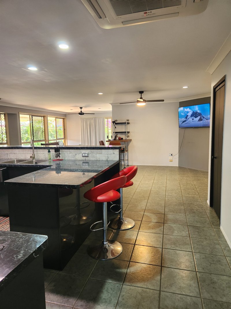 Photo - 12 Wyuna Court, Urangan QLD 4655 - Image 2