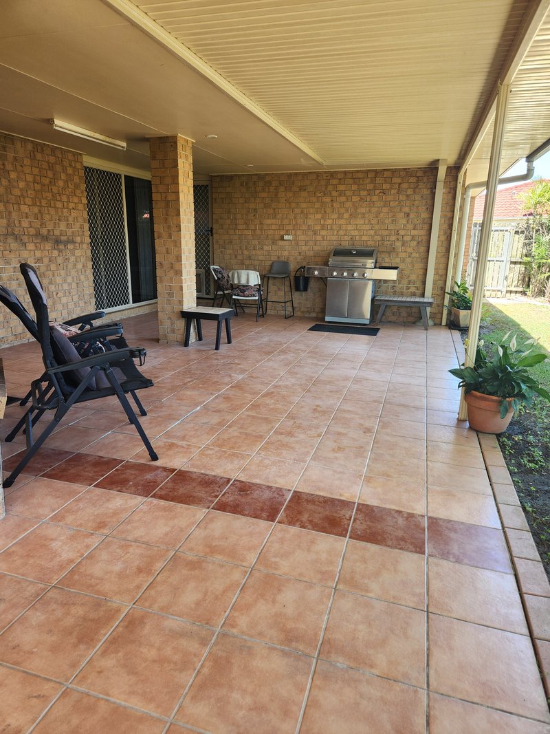 Photo - 12 Wyuna Court, Urangan QLD 4655 - Image 18