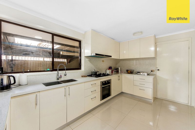 Photo - 12 Wyvern Walk, Kings Park VIC 3021 - Image 4