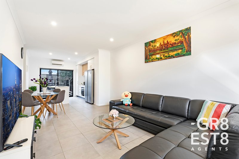 Photo - 12 Zebra Way, Cranbourne West VIC 3977 - Image 2