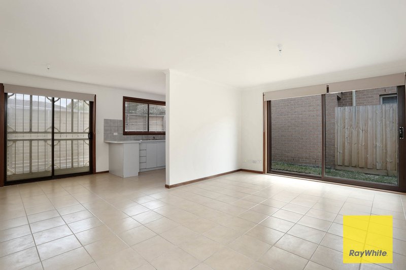 Photo - 1/20 Oriole Drive, Point Cook VIC 3030 - Image 3