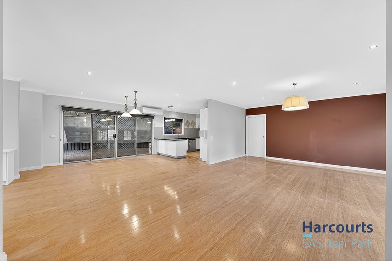 Photo - 1/20 Sovereign Boulevard, Harkness VIC 3337 - Image 2