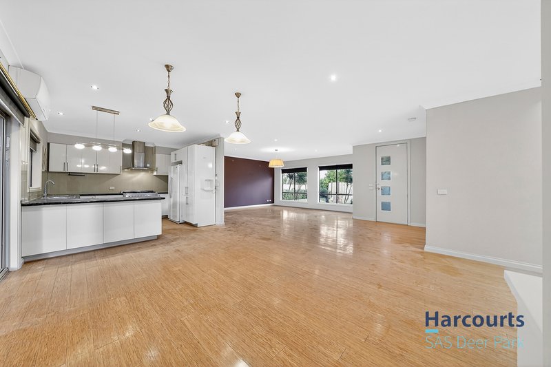 Photo - 1/20 Sovereign Boulevard, Harkness VIC 3337 - Image 3
