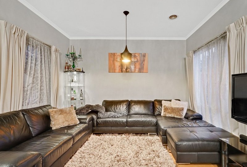 Photo - 1/20 Tulloch Grove, Glen Waverley VIC 3150 - Image 2