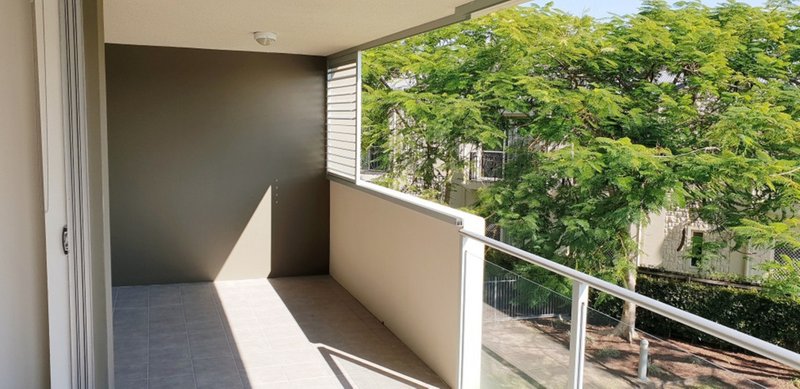 Photo - 1203/12 Executive Drive, Burleigh Waters QLD 4220 - Image 3