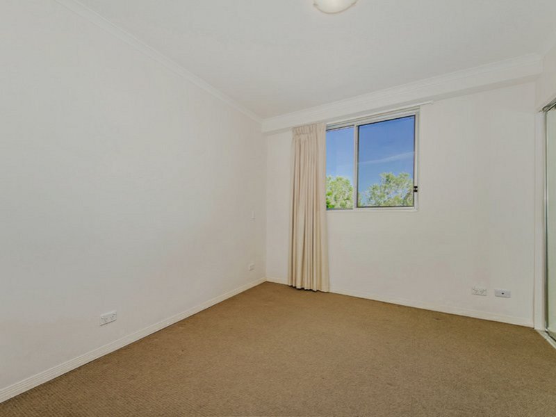 Photo - 1203/12 Executive Drive, Burleigh Waters QLD 4220 - Image 7