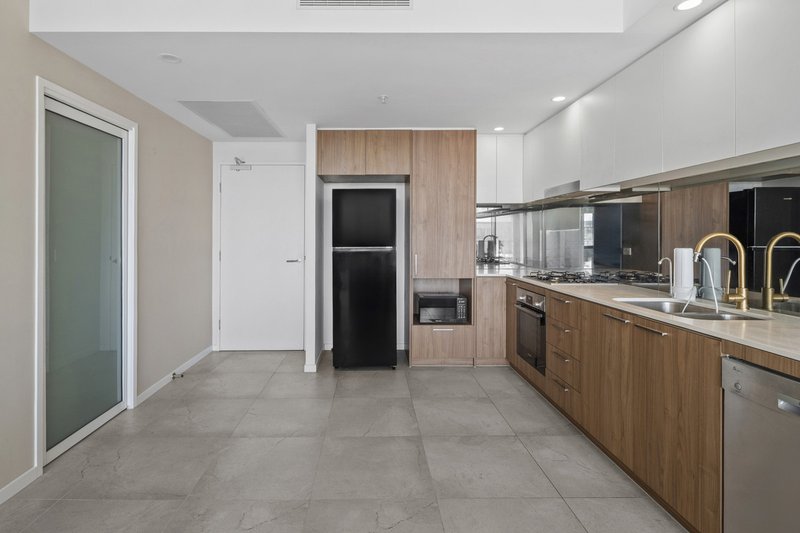 Photo - 1207/372 Marine Parade, Labrador QLD 4215 - Image 10