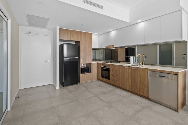 Photo - 1207/372 Marine Parade, Labrador QLD 4215 - Image 11