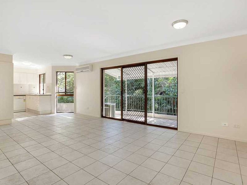 Photo - 12/1 Burrabee Street, Burleigh Heads QLD 4220 - Image 4