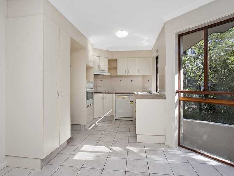 Photo - 12/1 Burrabee Street, Burleigh Heads QLD 4220 - Image 5