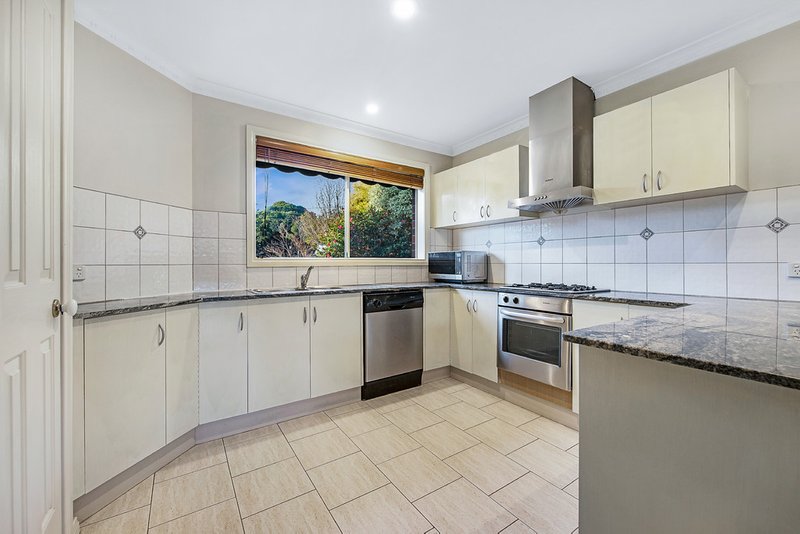 Photo - 1/21 Fernhurst Drive, Glen Waverley VIC 3150 - Image 4