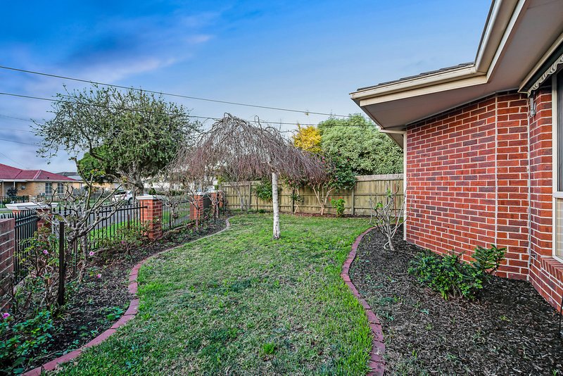 Photo - 1/21 Fernhurst Drive, Glen Waverley VIC 3150 - Image 14