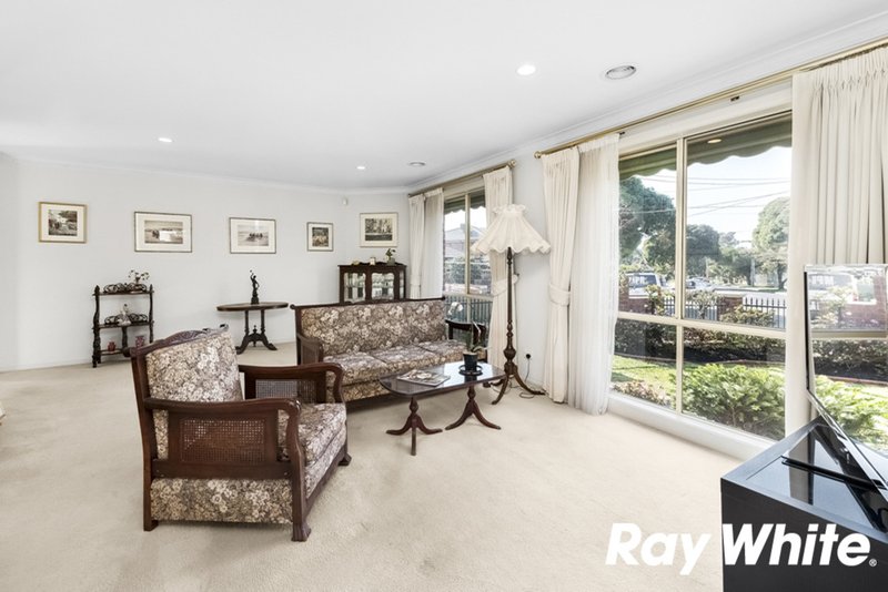 Photo - 1/21 Fernhurst Drive, Glen Waverley VIC 3150 - Image 2