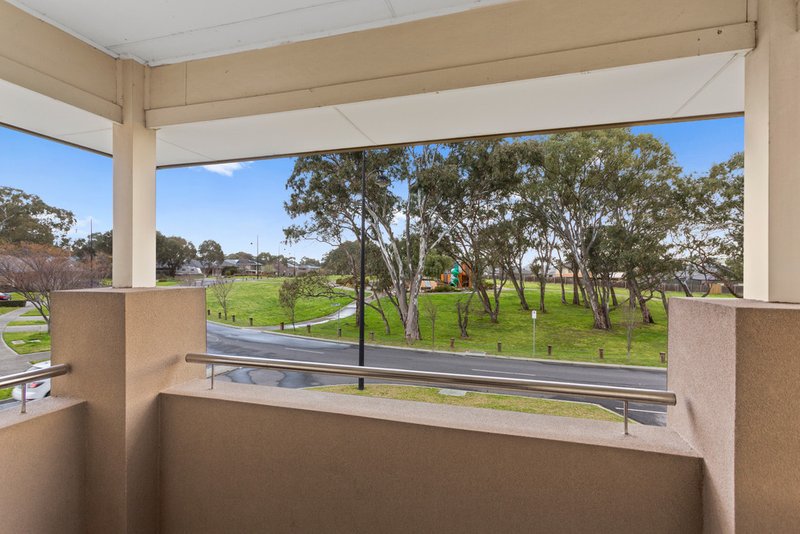 Photo - 121 Hawkstowe Parade, South Morang VIC 3752 - Image 10