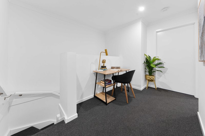 Photo - 121 Lakeridge Drive, Wollert VIC 3750 - Image 8