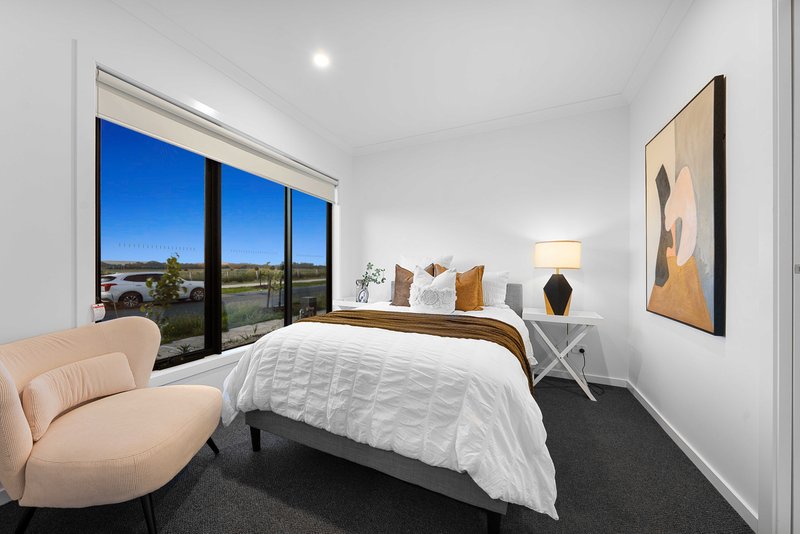 Photo - 121 Lakeridge Drive, Wollert VIC 3750 - Image 9