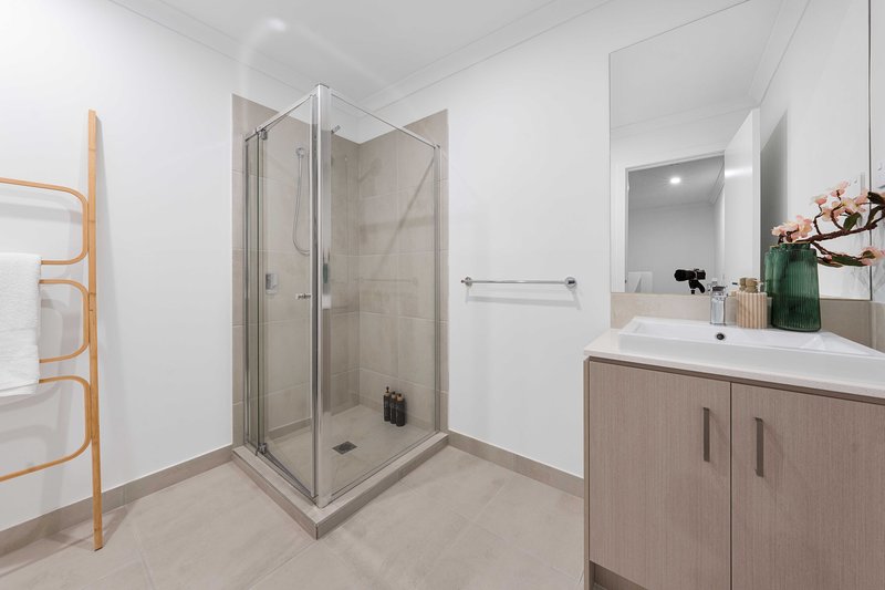 Photo - 121 Lakeridge Drive, Wollert VIC 3750 - Image 13