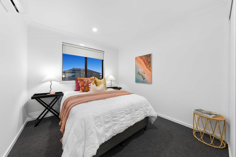 Photo - 121 Lakeridge Drive, Wollert VIC 3750 - Image 14