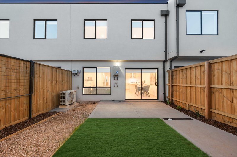 Photo - 121 Lakeridge Drive, Wollert VIC 3750 - Image 17