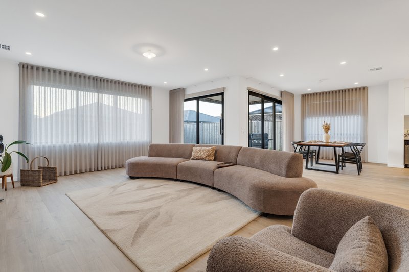 Photo - 121 St Georges Boulevard, Mickleham VIC 3064 - Image 12
