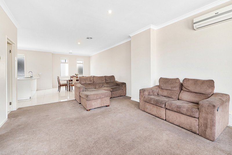 Photo - 12/10 Mickleham Drive, Cranbourne North VIC 3977 - Image 13