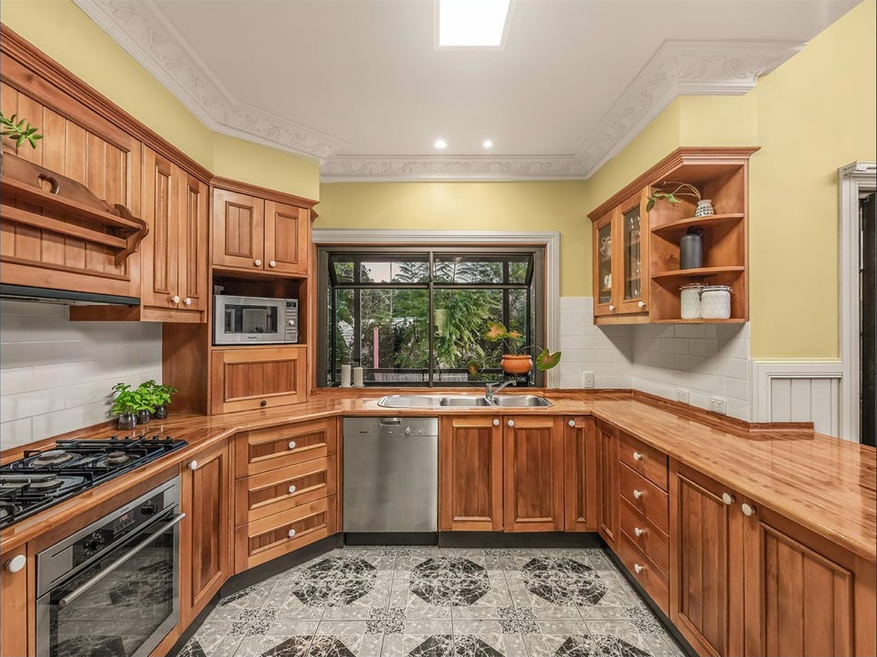 7-bedroom house at 122 Arrabri Avenue, Mount Ommaney, QLD 4074, Brisbane, Queensland