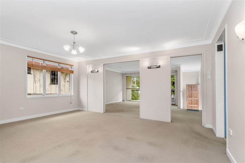 Photo - 122 Bapaume Road, Holland Park West QLD 4121 - Image 2