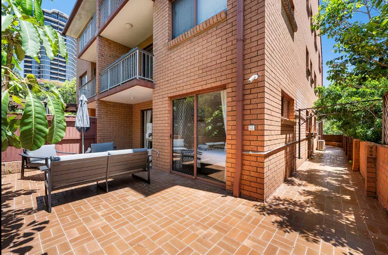 Photo - 1/22 Britannia Avenue, Broadbeach QLD 4218 - Image 13