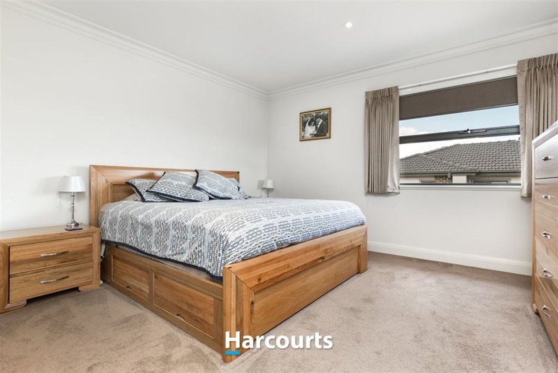 Photo - 1/22 Buchanan Road, Berwick VIC 3806 - Image 10