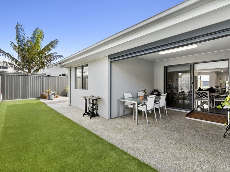 Photo - 1/22 Caraway Crescent, Banksia Beach QLD 4507 - Image 7