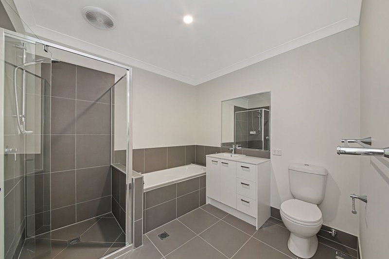 Photo - 1/22 Farmer Place, Park Ridge QLD 4125 - Image 10