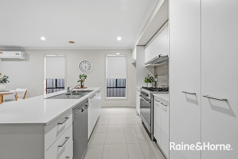 Photo - 122 Nelson Street, Cranbourne East VIC 3977 - Image 7