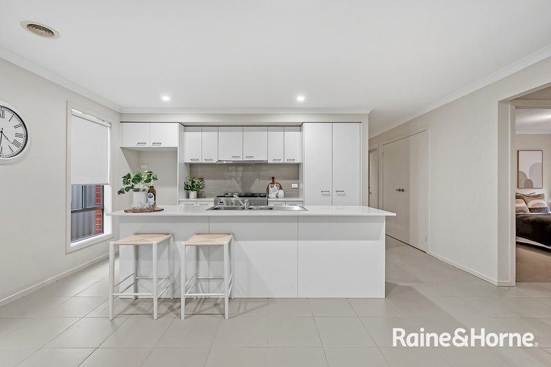 Photo - 122 Nelson Street, Cranbourne East VIC 3977 - Image 8