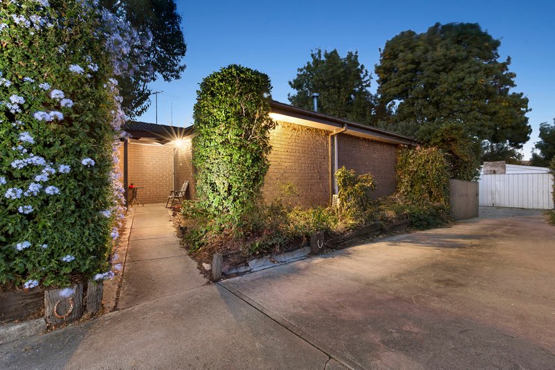 Photo - 122 Racecourse Road North, Pakenham VIC 3810 - Image 2