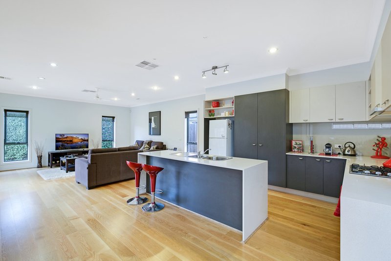 Photo - 122 Redding Rise, Epping VIC 3076 - Image 2